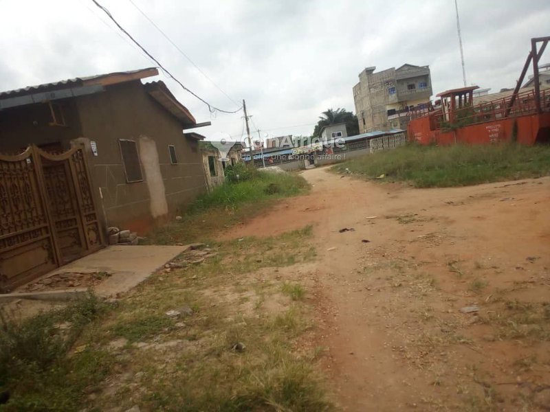 Terrain clôturé avec bâtiment inachevé et titre foncier personnel