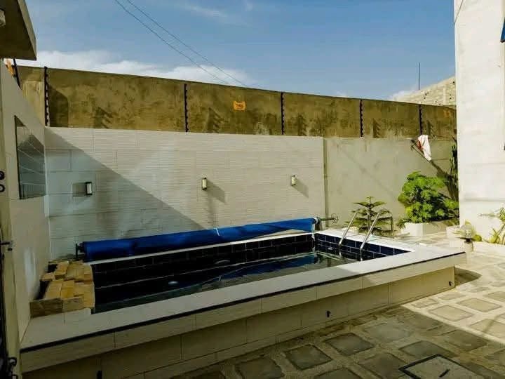 Villa luxueuse de 4 pièces avec piscine et salle de gym