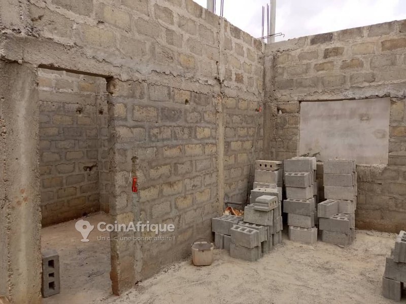 Villa spacieuse de 3 chambres avec terrasses et fondations R+2 en cours de construction