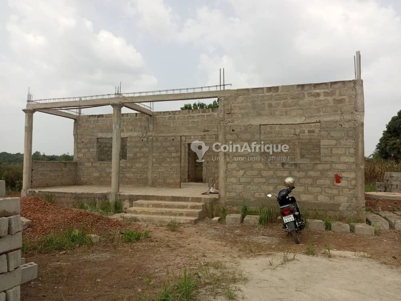 Villa spacieuse de 3 chambres avec terrasses et fondations R+2 en cours de construction