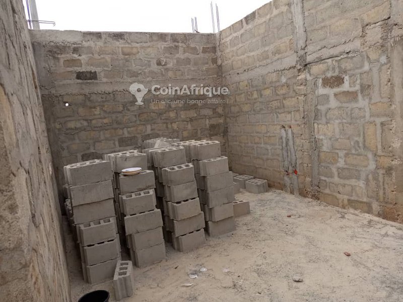 Villa spacieuse de 3 chambres avec terrasses et fondations R+2 en cours de construction