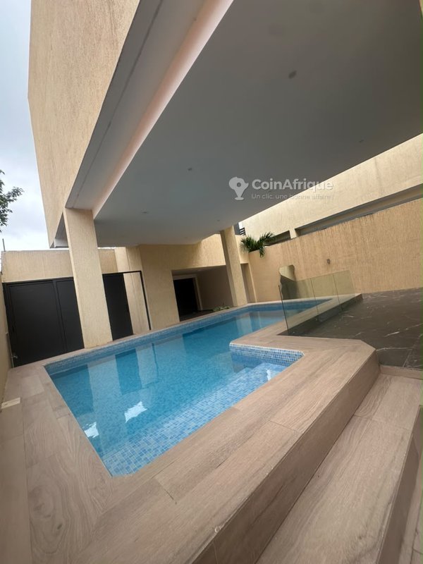 Villa luxueuse de 5 pièces avec piscine et jacuzzi en triplex