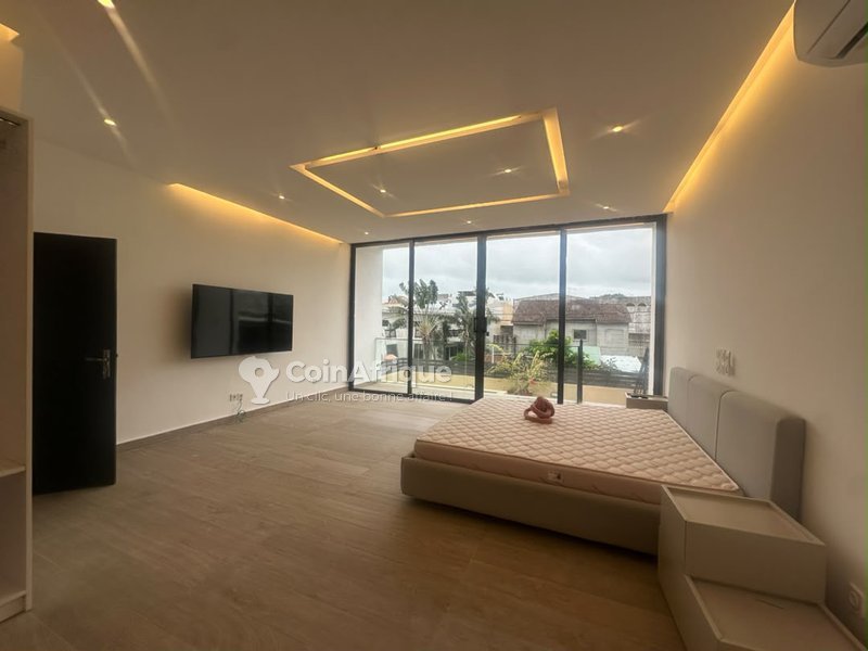 Villa luxueuse de 5 pièces avec piscine et jacuzzi en triplex