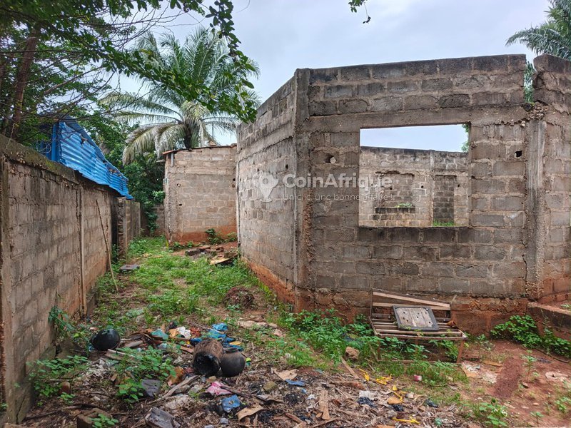 Maison inachevée de 4 chambres avec permis d'habiter et vaste terrain