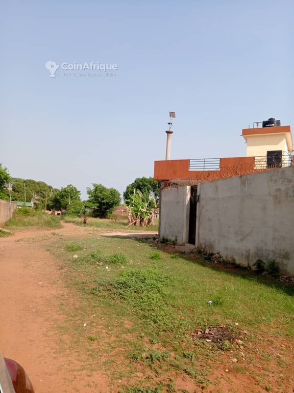 Terrain exceptionnel de 2000 m² avec titre foncier global et accès à deux voies de 12 mètres