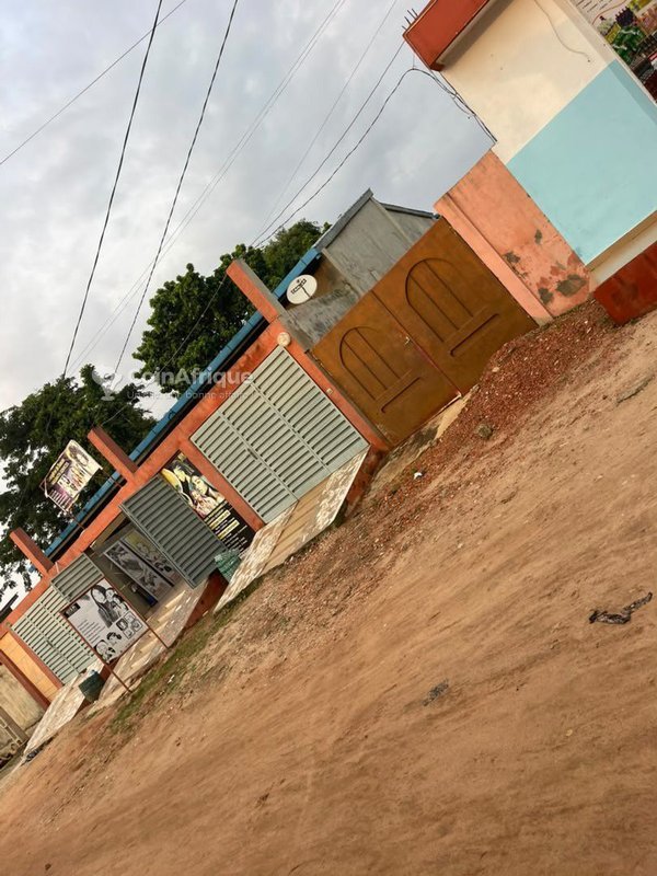 Maison locative de 11 pièces avec boutiques et titre foncier personnel