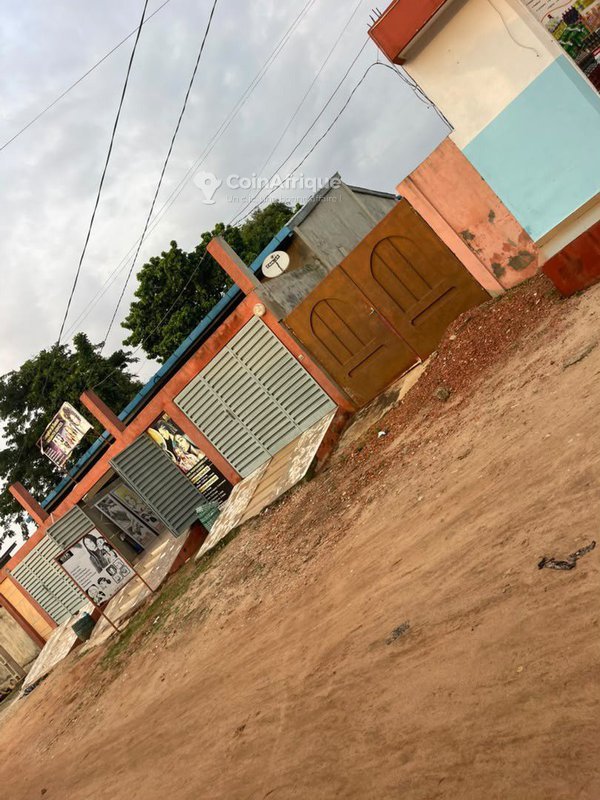 Maison locative de 11 pièces avec boutiques et titre foncier personnel