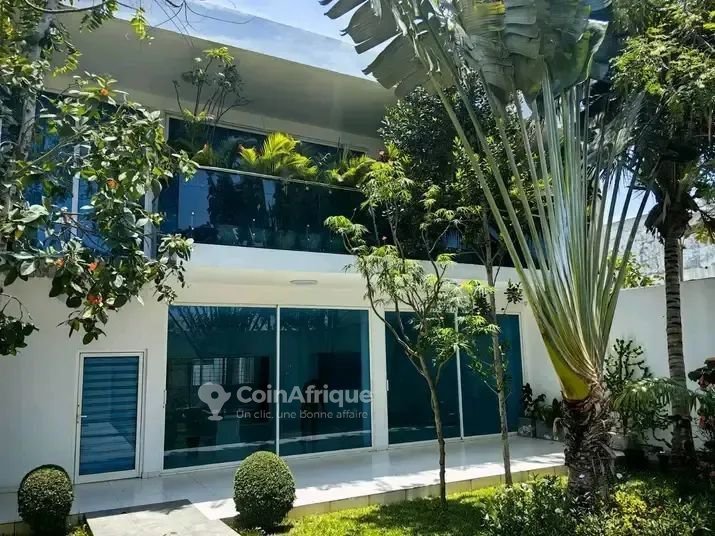 Villa luxueuse de 4 pièces avec jardin et titre foncier en zone résidentielle