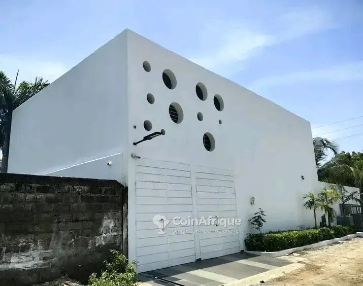 Villa luxueuse de 4 pièces avec jardin et titre foncier en zone résidentielle