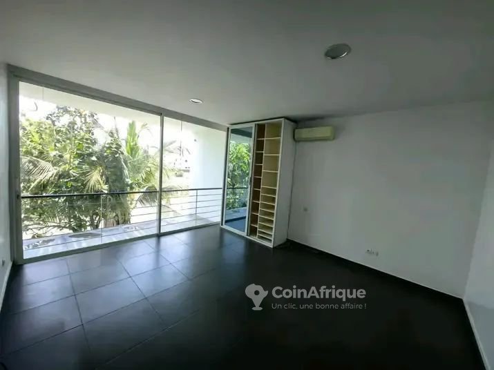 Villa luxueuse de 4 pièces avec jardin et titre foncier en zone résidentielle