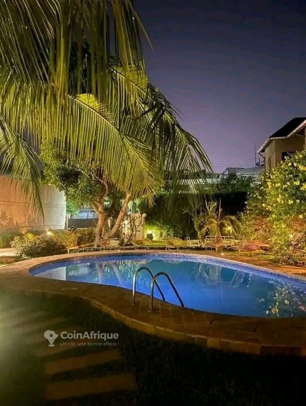 Villa luxueuse de 5 pièces avec piscine et accès sur deux rues