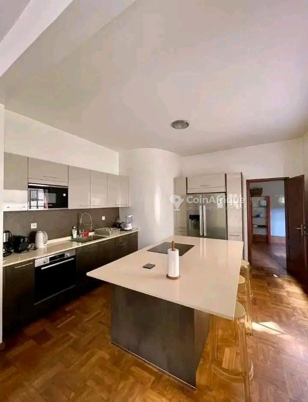 Villa luxueuse de 5 pièces avec piscine et accès sur deux rues