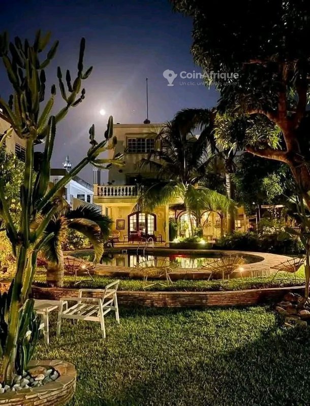 Villa luxueuse de 5 pièces avec piscine et accès sur deux rues