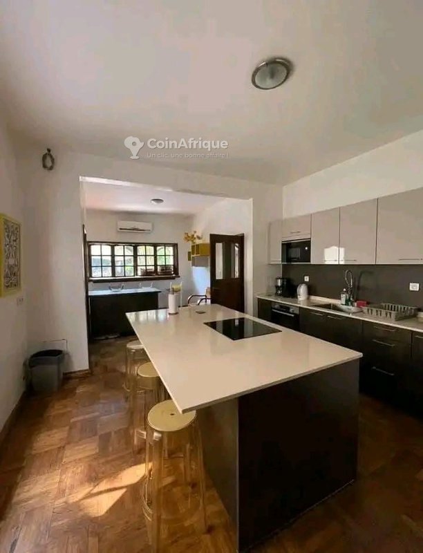 Villa luxueuse de 5 pièces avec piscine et accès sur deux rues