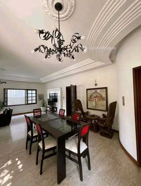 Villa luxueuse de 5 pièces avec piscine et accès sur deux rues