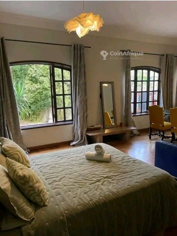 Villa luxueuse de 5 pièces avec piscine et accès sur deux rues