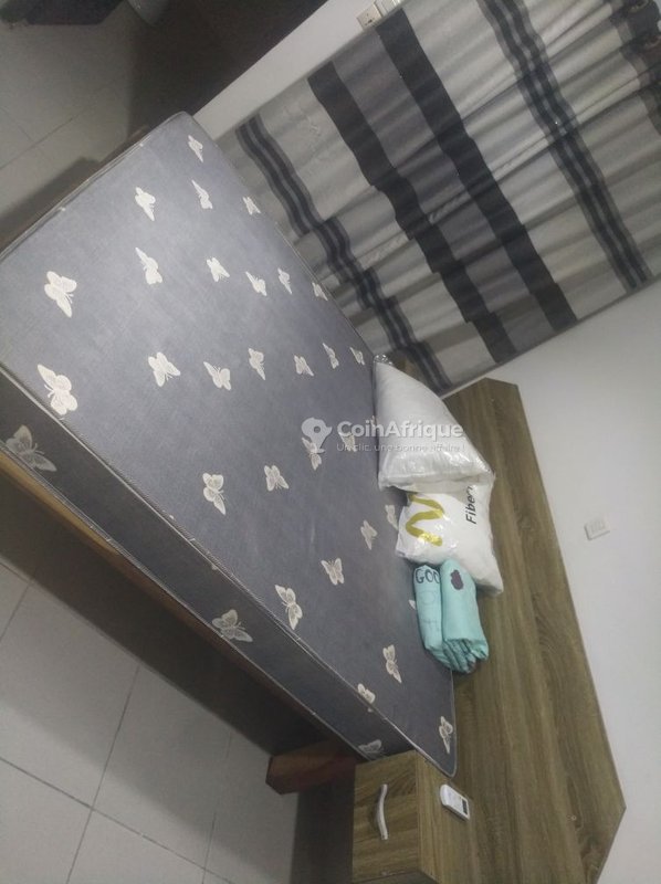 Appartement meublé d'une pièce avec eau incluse - Espace généreux et confort moderne