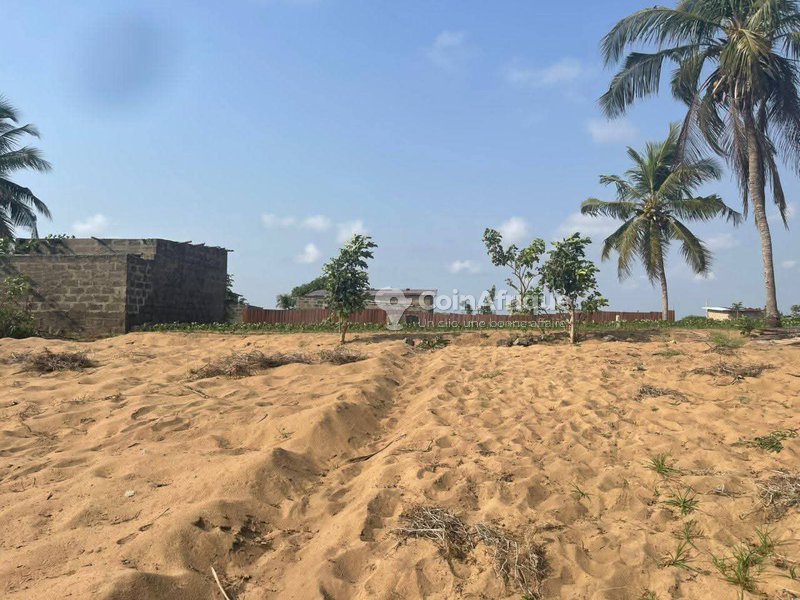 Terrain viabilisé avec documents administratifs complets et accès stratégique à Adounko Plage