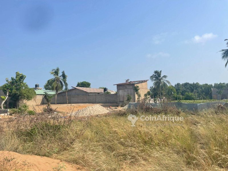 Terrain viabilisé avec documents administratifs complets et accès stratégique à Adounko Plage