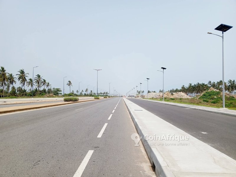 Terrain viabilisé avec documents administratifs complets et accès stratégique à Adounko Plage