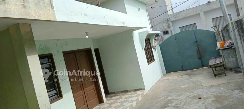 Villa spacieuse de standing avec emplacement stratégique en angle de rue