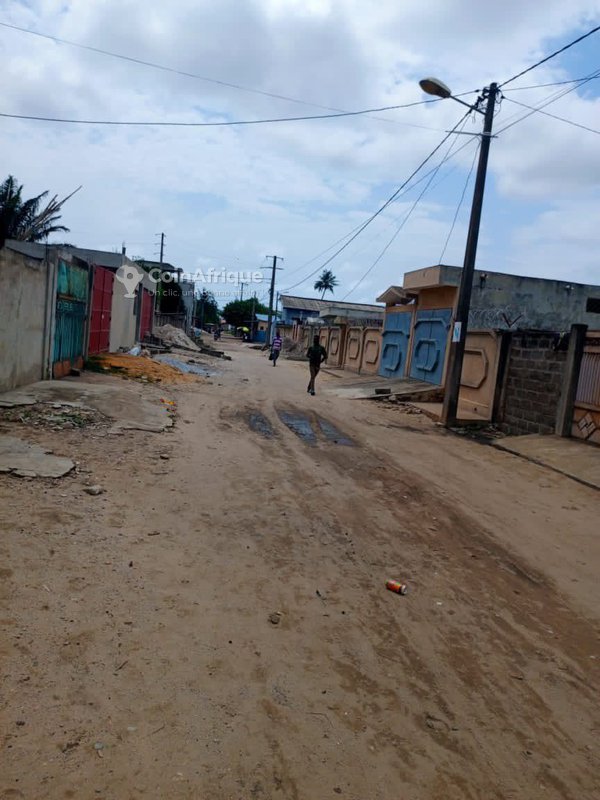 Terrain spacieux de 327 m² avec titre foncier personnel