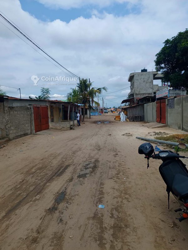 Terrain spacieux de 327 m² avec titre foncier personnel