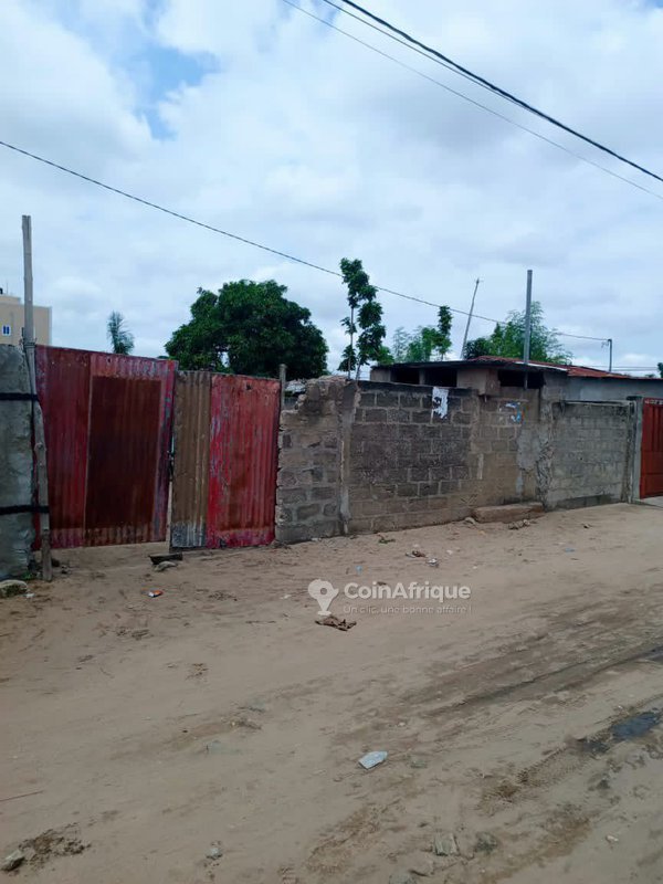 Terrain spacieux de 327 m² avec titre foncier personnel