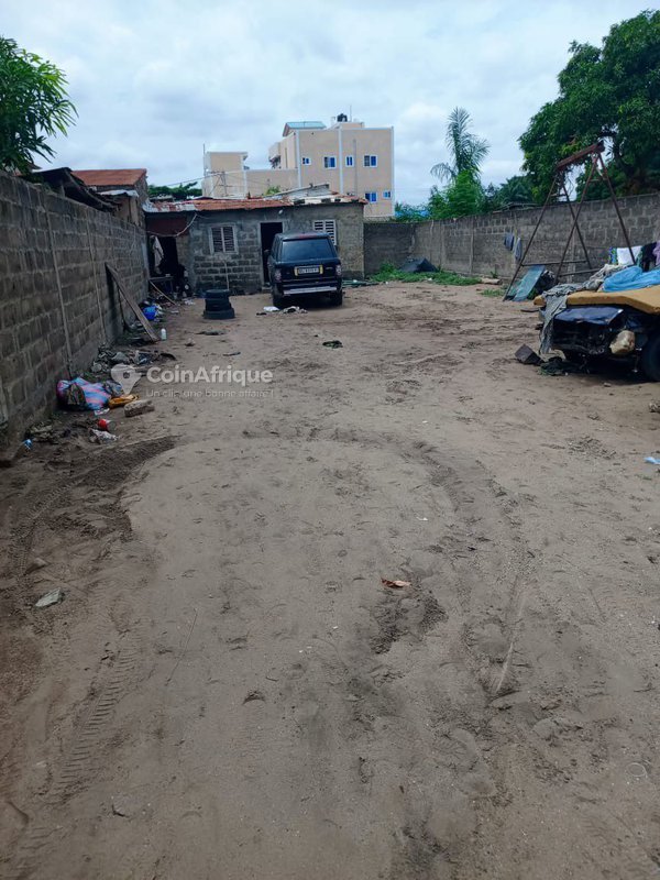 Terrain spacieux de 327 m² avec titre foncier personnel