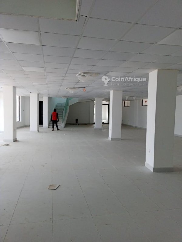 Bureau spacieux de 2 pièces avec grand parking et emplacement stratégique