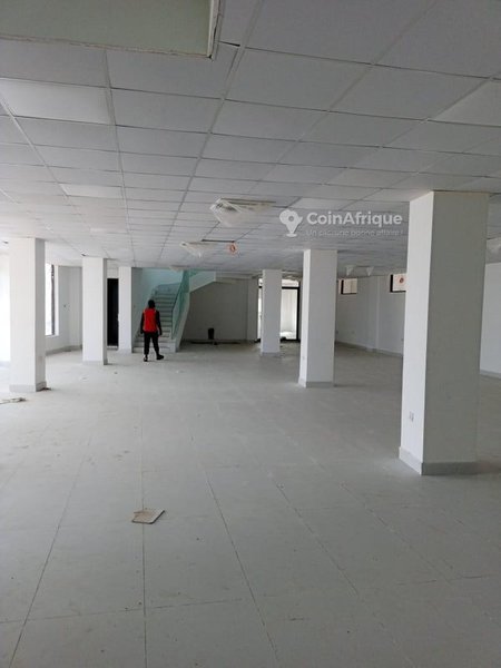 Bureau spacieux de 2 pièces avec grand parking et emplacement stratégique