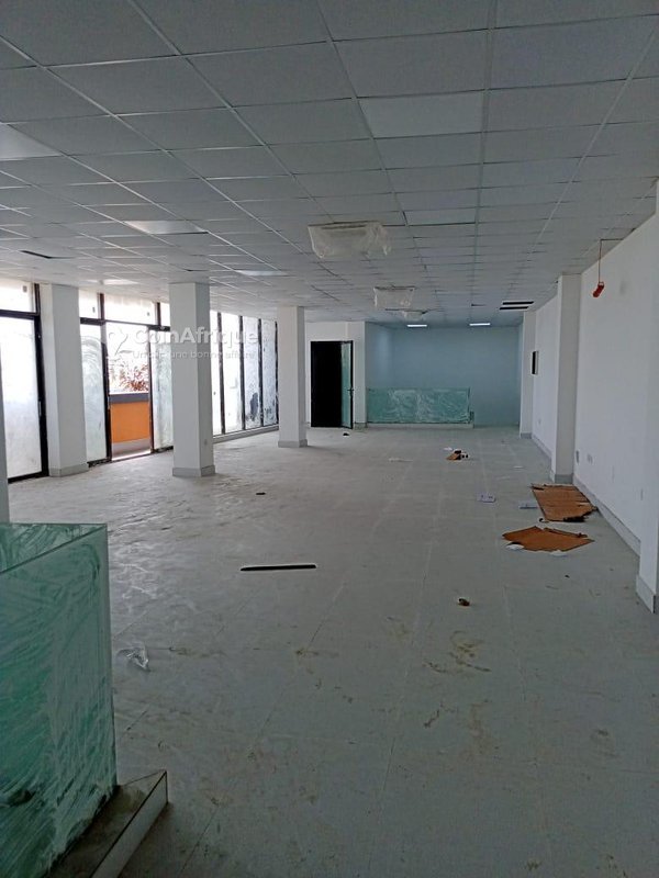 Bureau spacieux de 2 pièces avec grand parking et emplacement stratégique