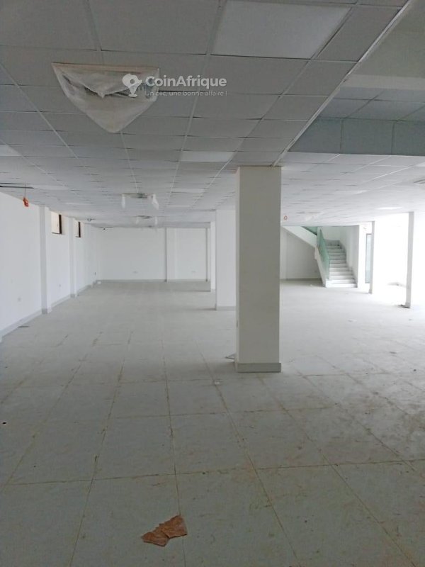 Bureau spacieux de 2 pièces avec grand parking et emplacement stratégique