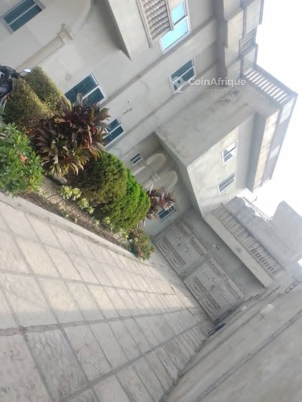 Villa luxueuse de 10 pièces avec cour fleurie et garage spacieux