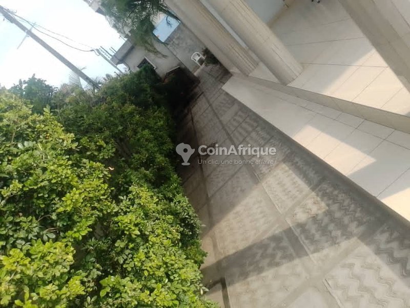 Villa luxueuse de 10 pièces avec cour fleurie et garage spacieux