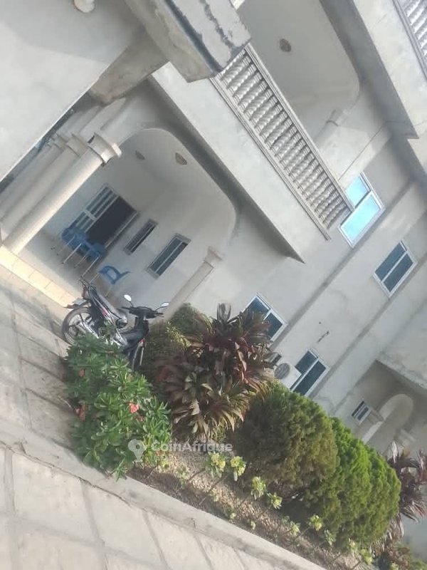 Villa luxueuse de 10 pièces avec cour fleurie et garage spacieux