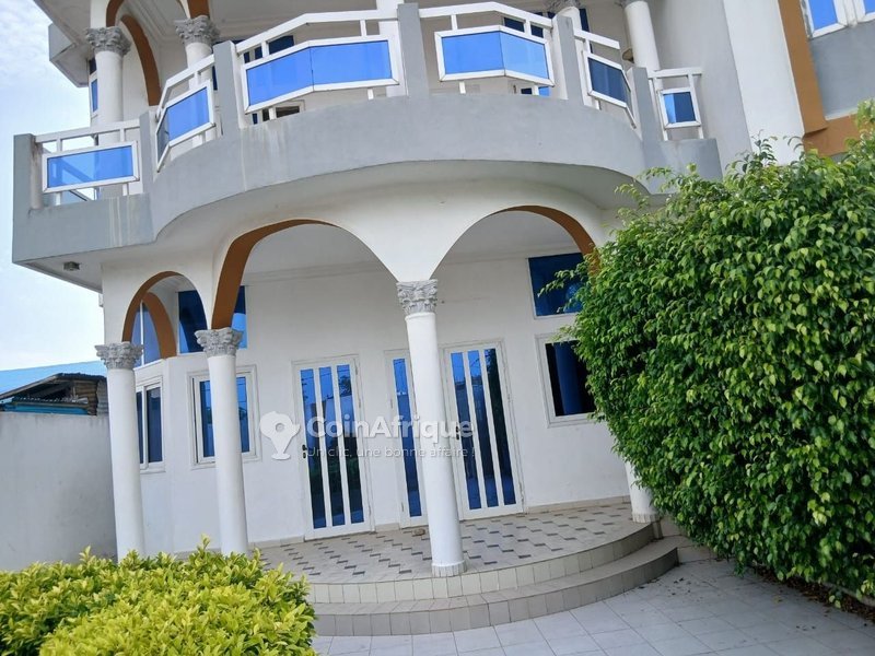 Villa luxueuse de 7 pièces avec terrasse et paillote en duplex