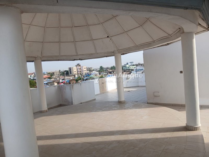 Villa luxueuse de 7 pièces avec terrasse et paillote en duplex