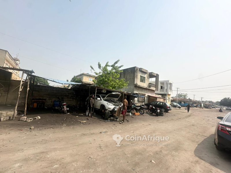 Terrain clôturé de 355 m² avec documents légaux en cours à Akpakpa