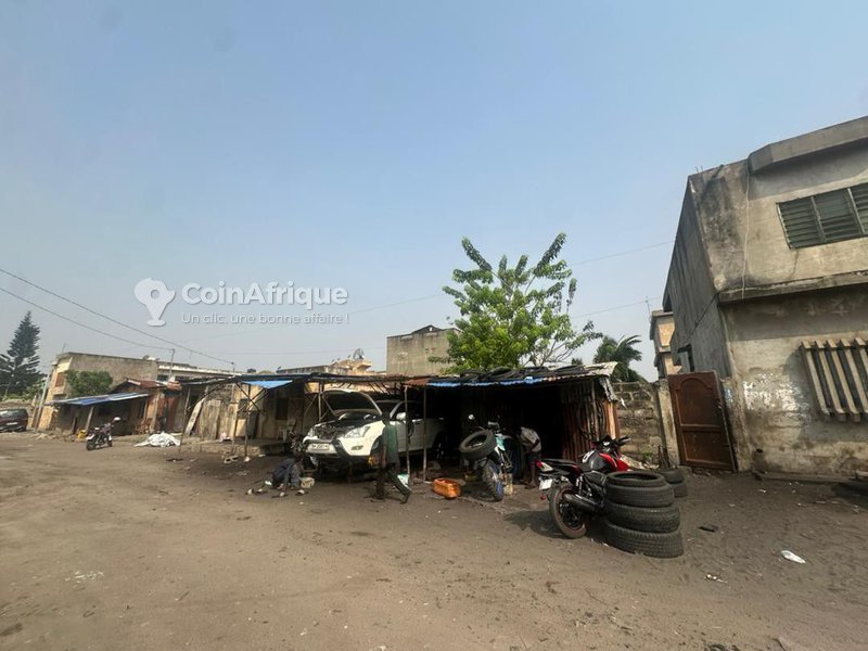 Terrain clôturé de 355 m² avec documents légaux en cours à Akpakpa