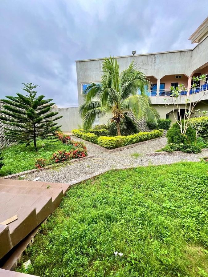Villa luxueuse de 6 chambres avec équipements haut de gamme et espace vert