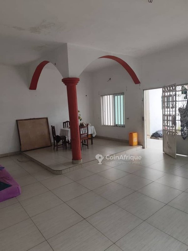 Villa luxueuse de 4 pièces avec titre foncier personnel et salon commercial