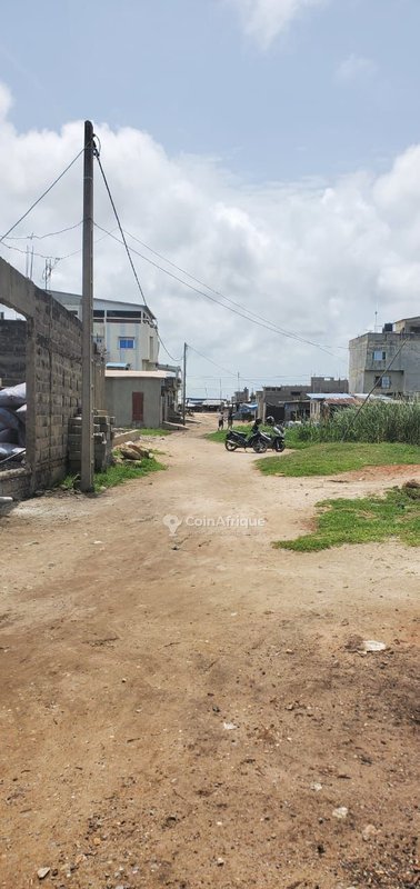 Terrain stratégique de 515 m² avec titre foncier et levé topographique à l'angle de rue