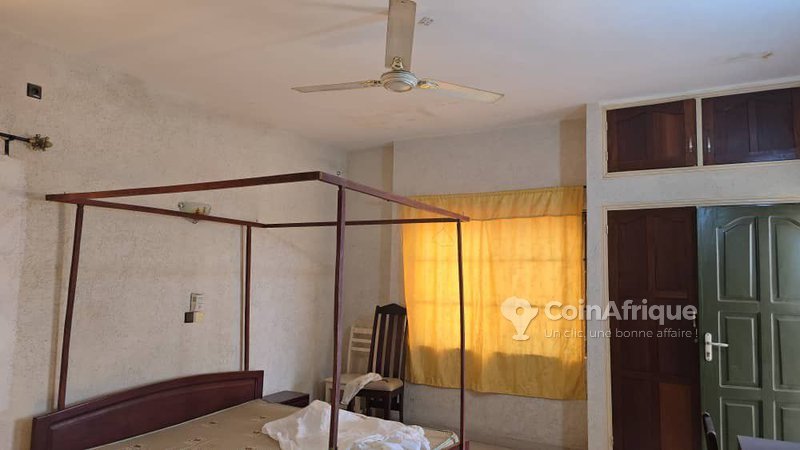 Immeuble moderne R+2 avec 11 chambres sanitaires et paillote spacieuse