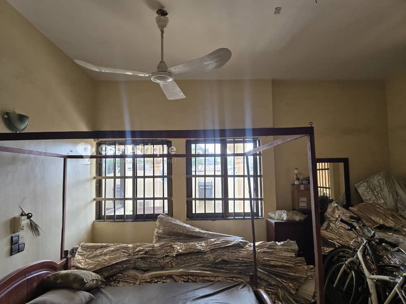 Immeuble moderne R+2 avec 11 chambres sanitaires et paillote spacieuse