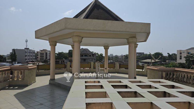 Immeuble moderne R+2 avec 11 chambres sanitaires et paillote spacieuse