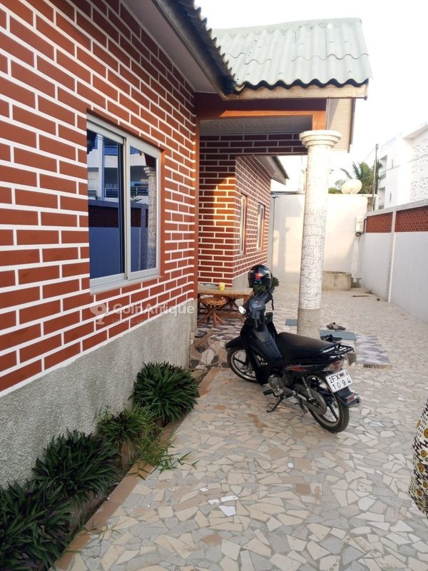 Villa luxueuse de 4 pièces avec grande cour et prêt à habiter