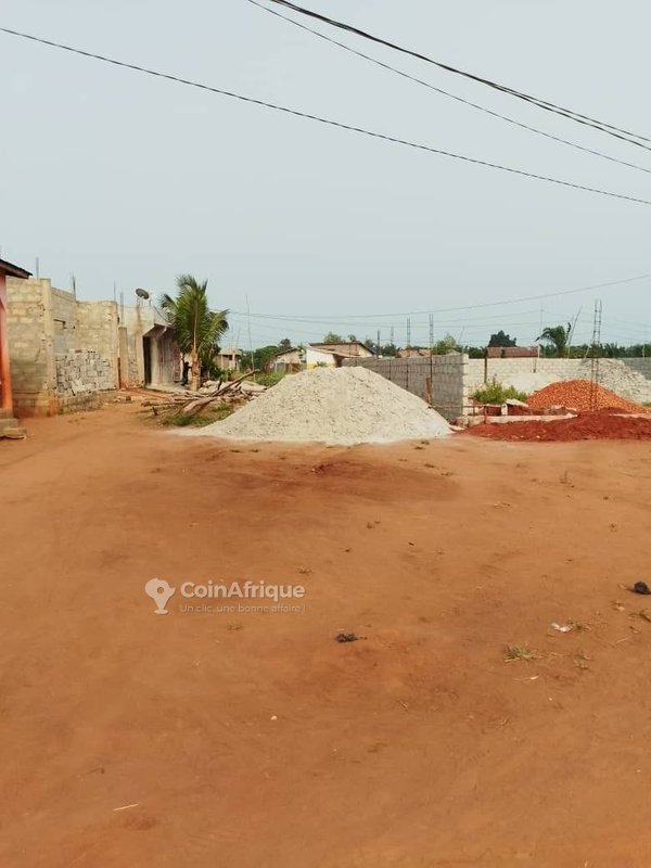 Terrain viabilisé de 325 m² avec accès rapide au goudron et services essentiels