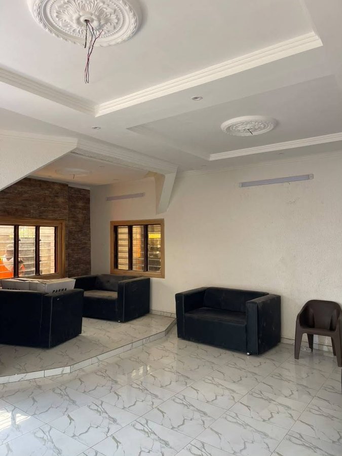 Villa luxueuse de 3 chambres avec jardin et garage spacieux