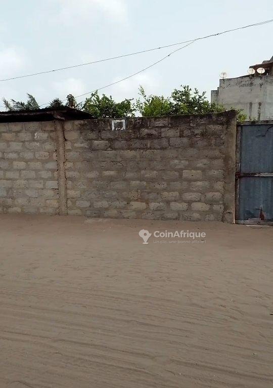 Terrain constructible de 502 m² avec documents légaux complets et raccordements essentiels